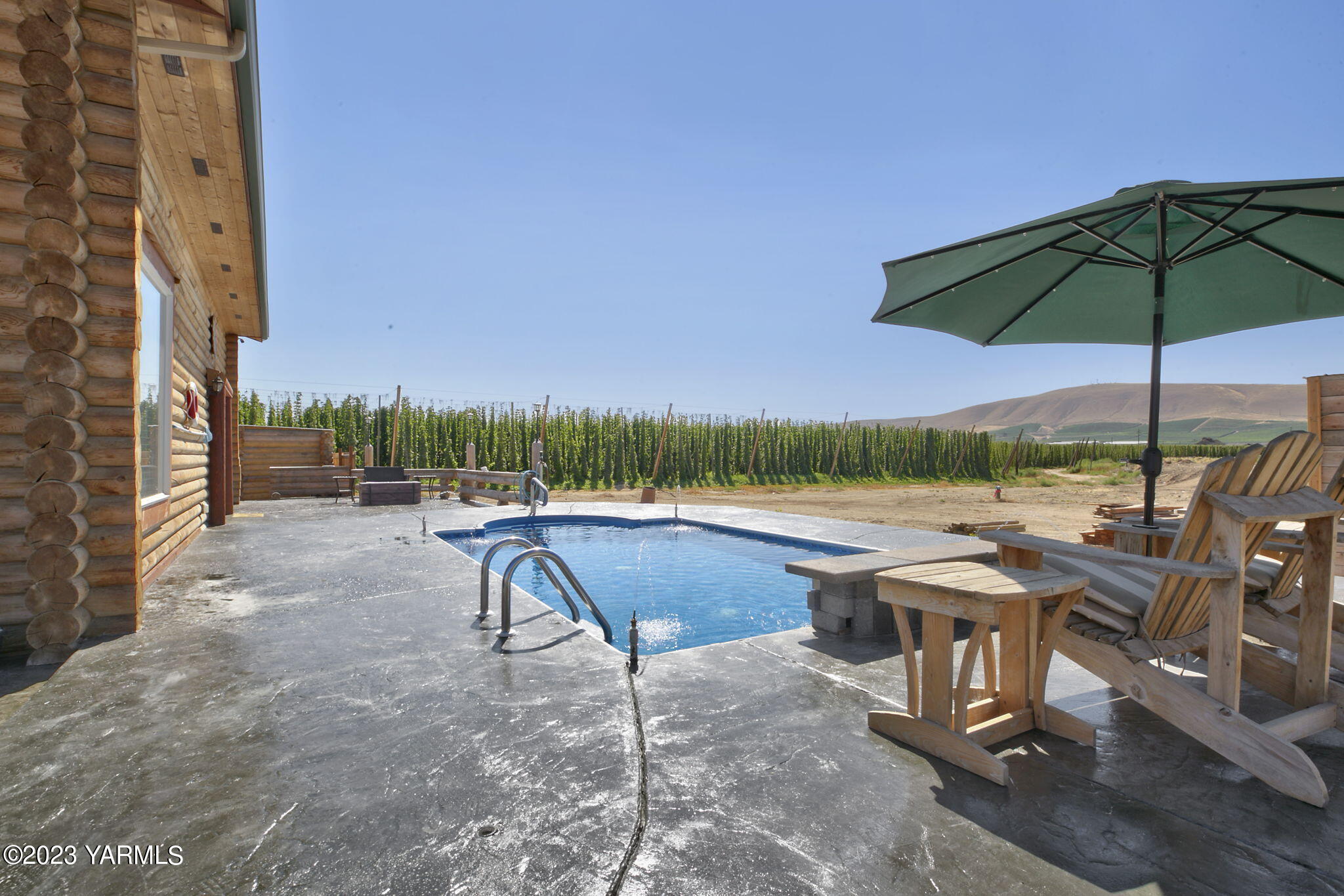 641 Walters Road Moxee, WA 98936 - Photo 19 of 23 a view of a tables and chairs under an umbrella in patio