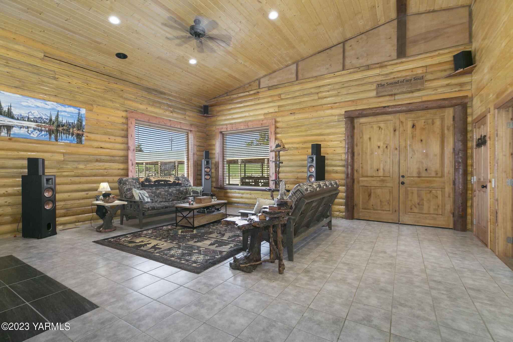 641 Walters Road Moxee, WA 98936 - Photo 2 of 23 a living room with furniture