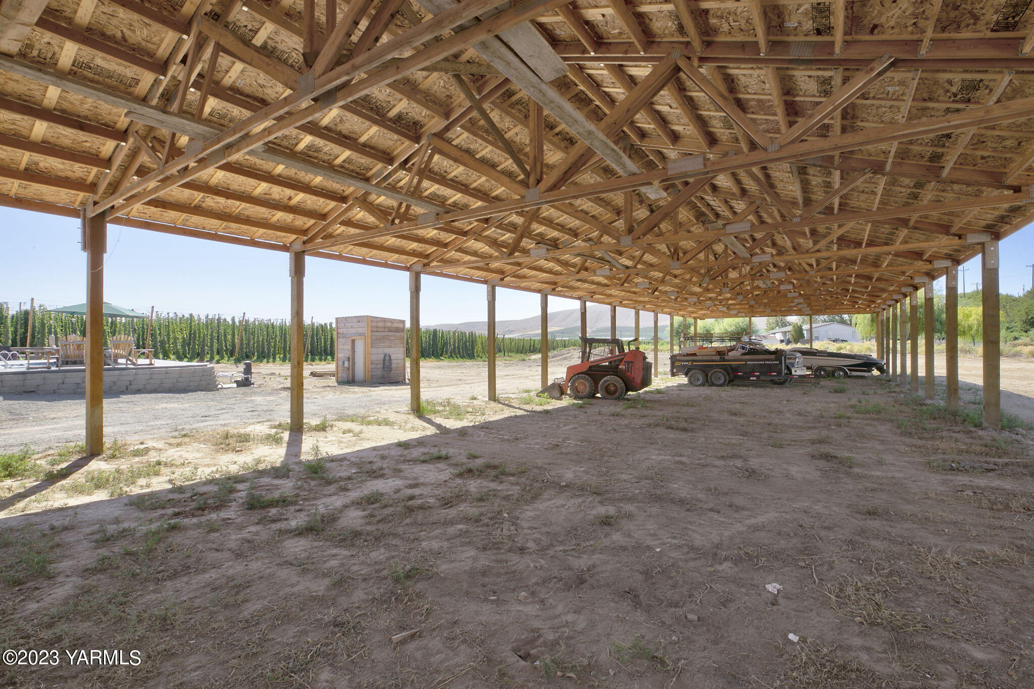 641 Walters Road Moxee, WA 98936 - Photo 22 of 23 a view of a big room with porch
