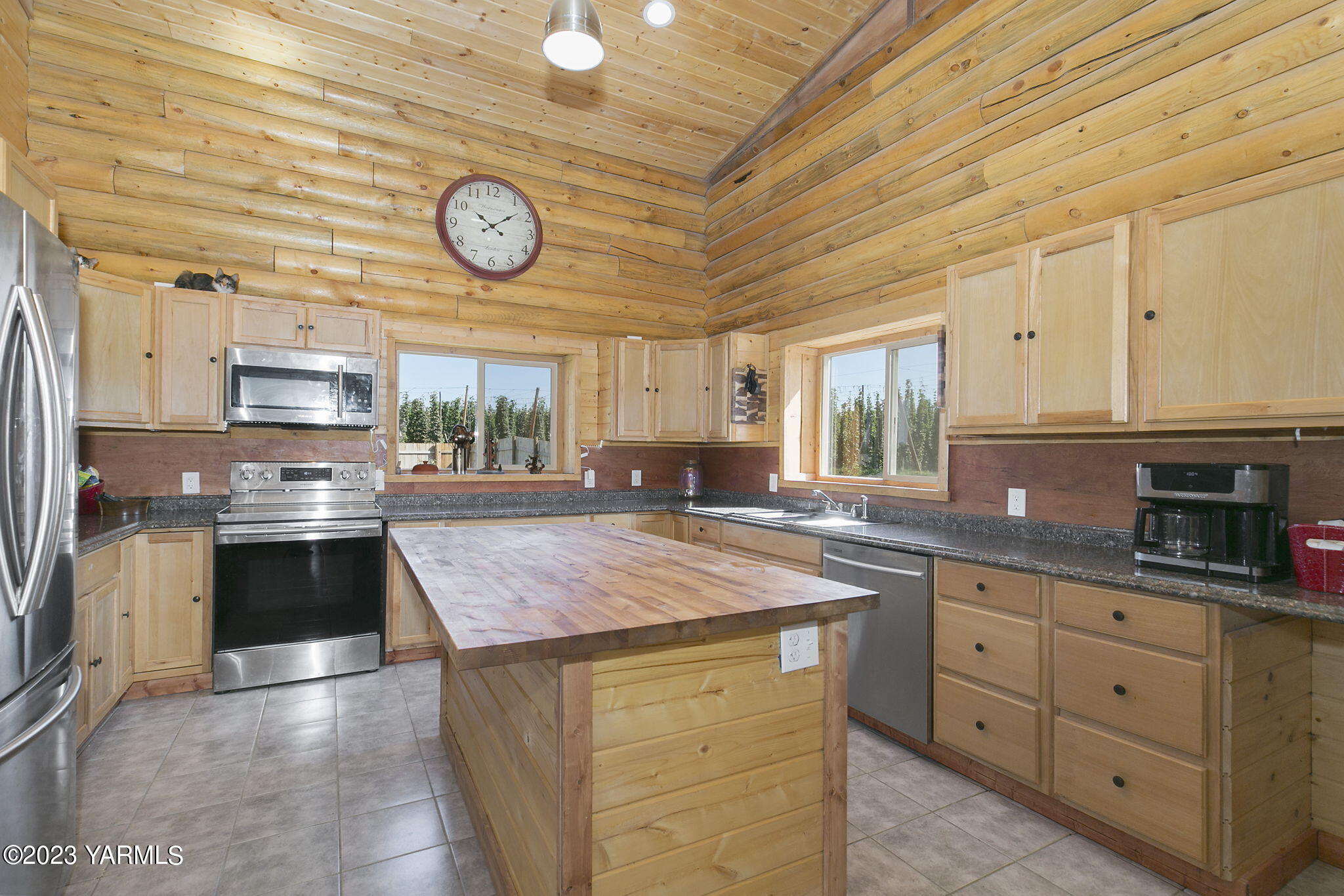 641 Walters Road Moxee, WA 98936 - Photo 4 of 23 a kitchen with stainless steel appliances granite countertop a stove a sink and a refrigerator