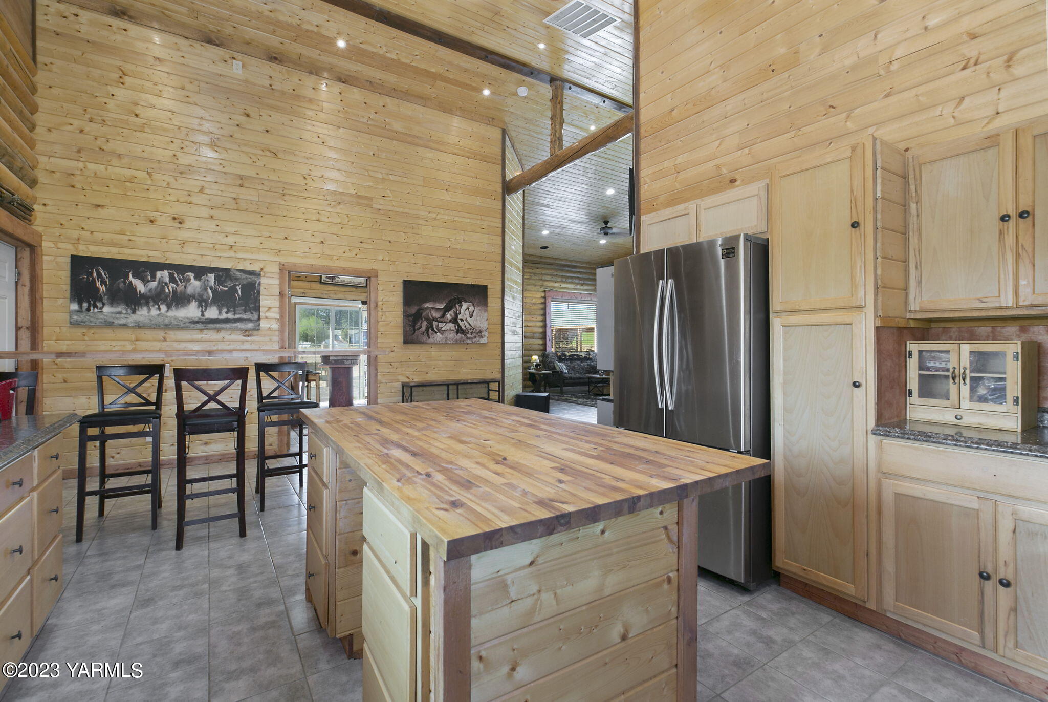 641 Walters Road Moxee, WA 98936 - Photo 6 of 23 a kitchen with a table and chairs