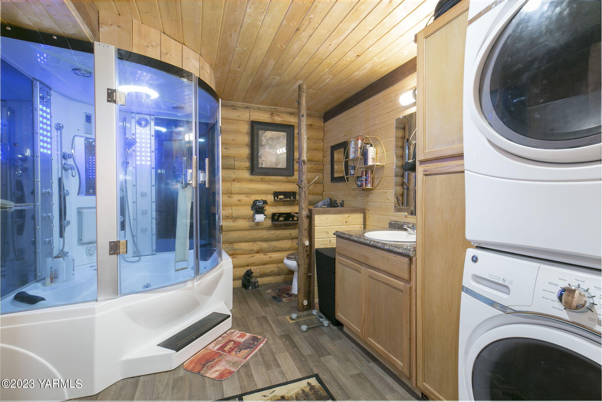 641 Walters Road Moxee, WA 98936 - Photo 8 of 23 a bathroom with a sink a bathtub and shower