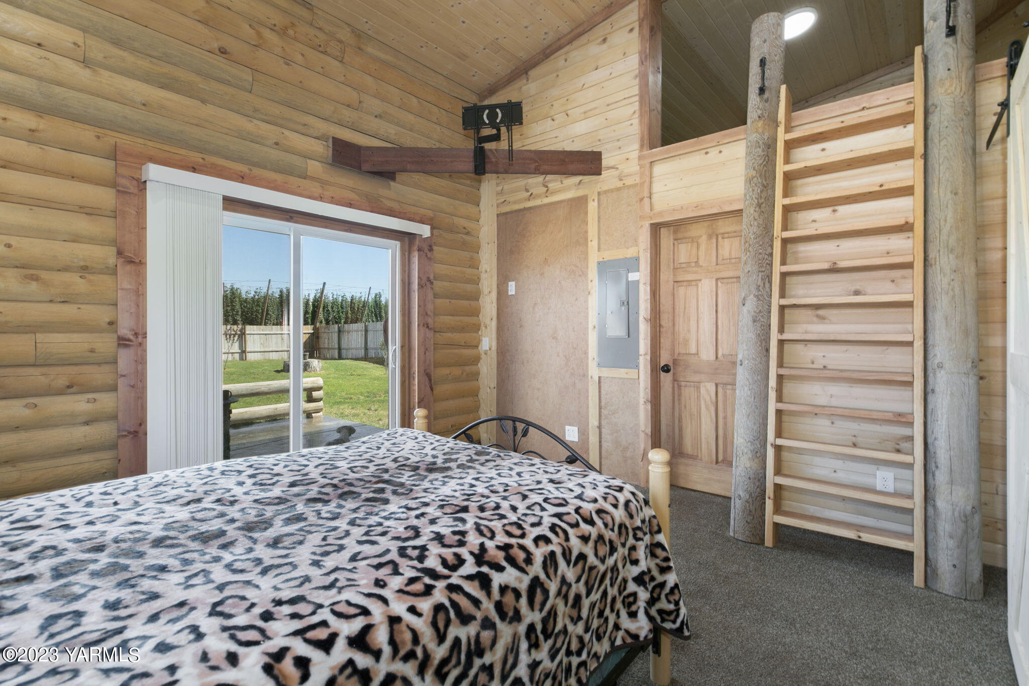 641 Walters Road Moxee, WA 98936 - Photo 9 of 23 a bedroom with a bed and a table