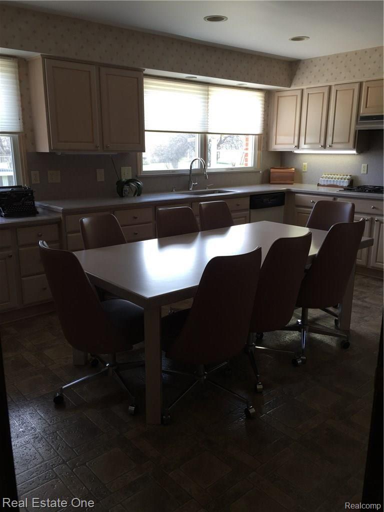 25302 Branchaster Road Farmington, MI 48336 - Photo 25 of 62 Table with seating for 8 matching cabinetry