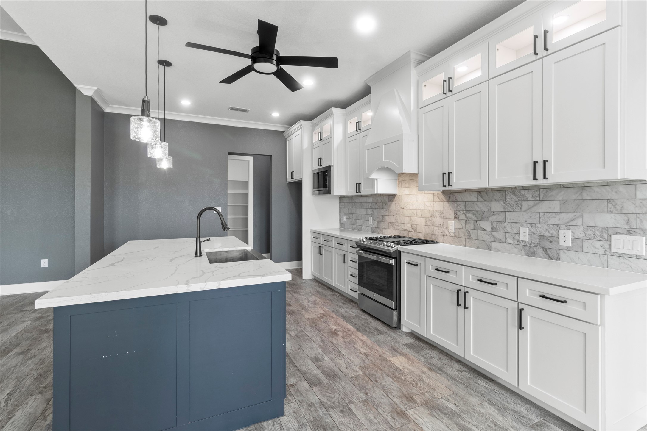 22010 Chenango Lake Drive Angleton, TX 77515 - Photo 13 of 43 a kitchen with stainless steel appliances granite countertop a sink a stove and a refrigerator