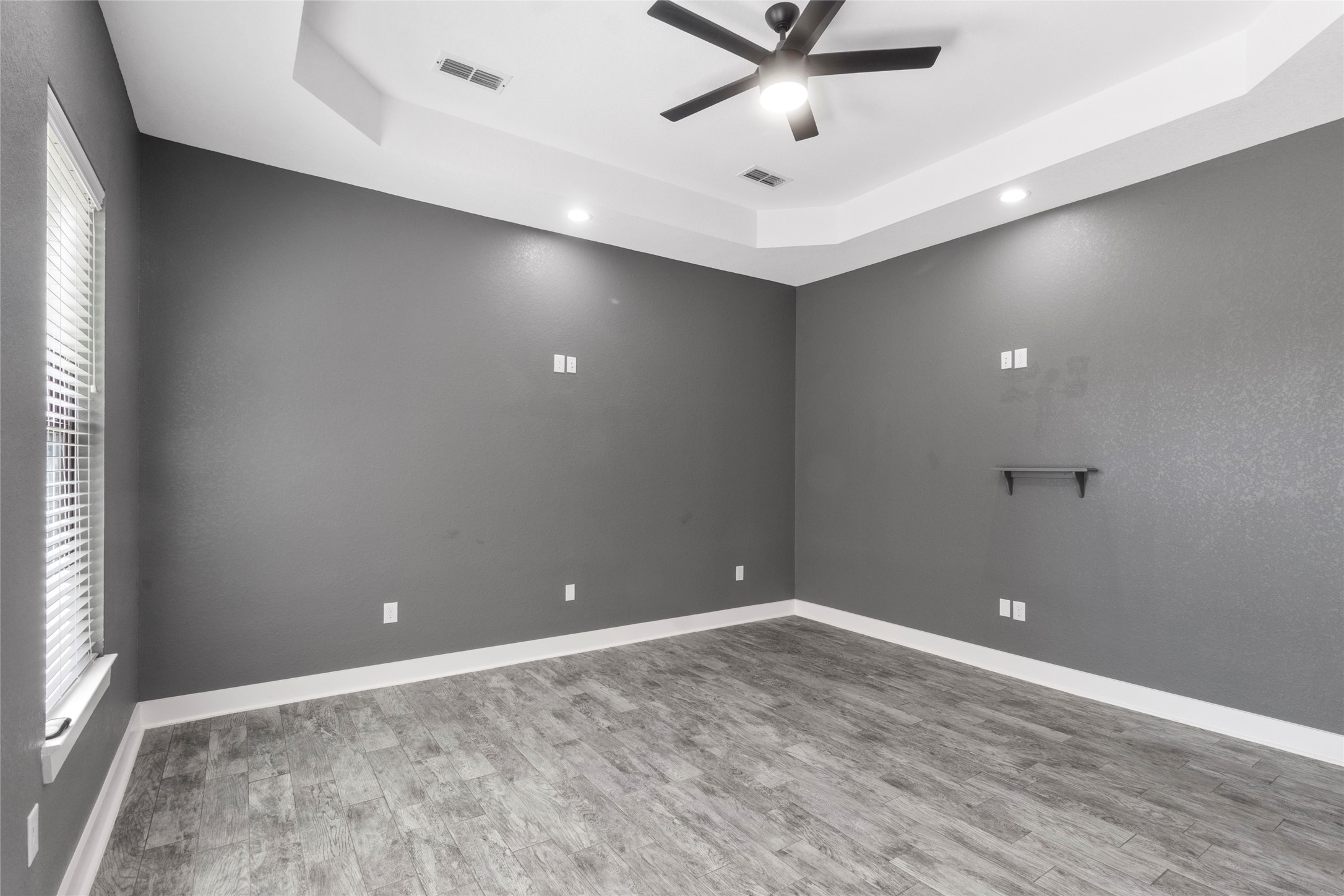 22010 Chenango Lake Drive Angleton, TX 77515 - Photo 28 of 43 an empty room with a ceiling fan and window