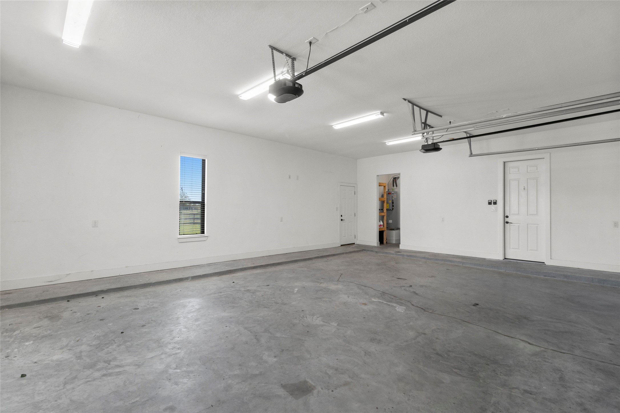 22010 Chenango Lake Drive Angleton, TX 77515 - Photo 37 of 43 en empty room with ceiling fan and window