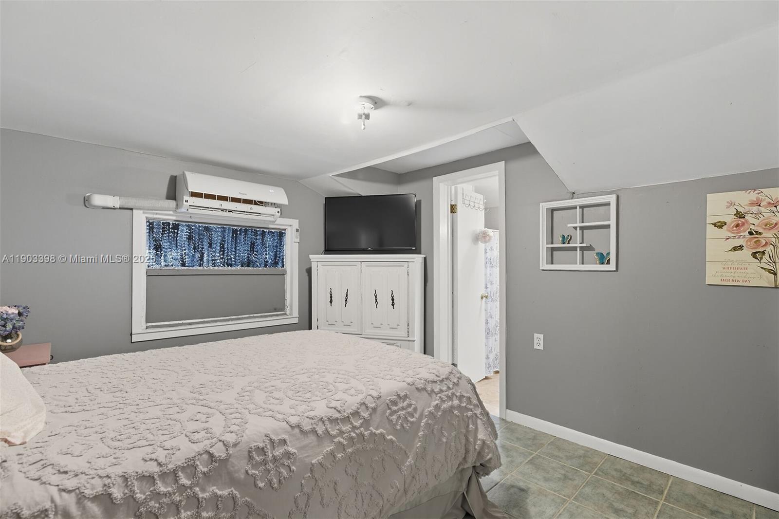 103 Tree Lane Tavernier, FL 33070 - Photo 8 of 33 a bedroom with a large bed and a window