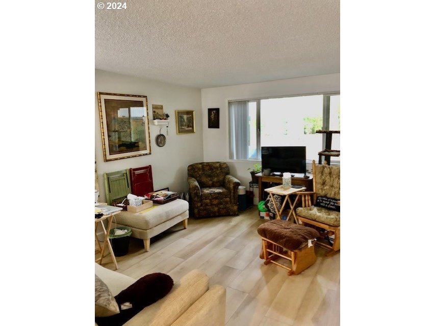 1500 Norkenzie Road, Unit NO 16 Eugene, OR 97401 - Photo 4 of 18 Living Room