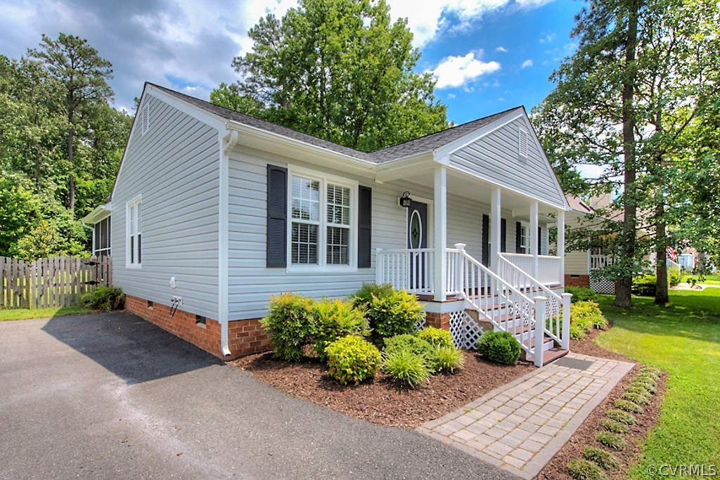 2533 London Road Henrico, VA 23233 - Photo 3 of 35 front view of a house with a yard