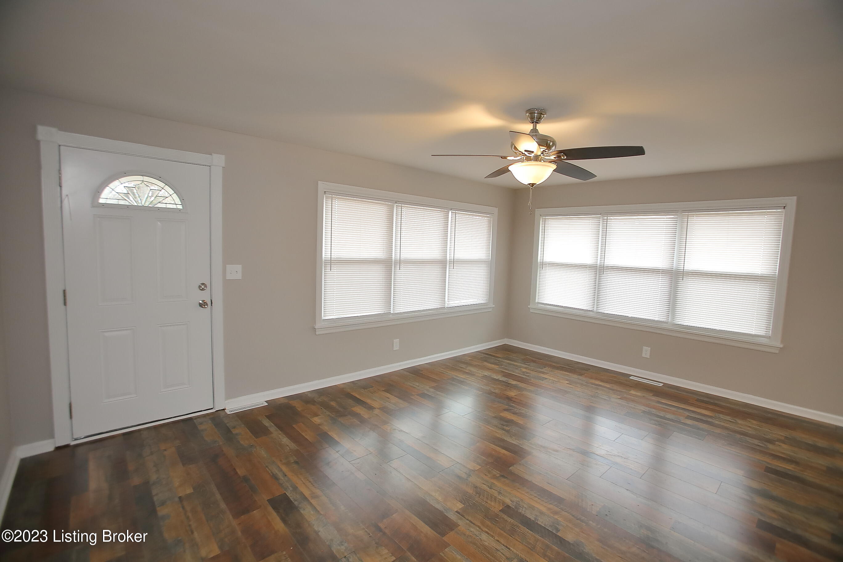 16 Welby Road Louisville, KY 40258 - Photo 5 of 44 Living Room