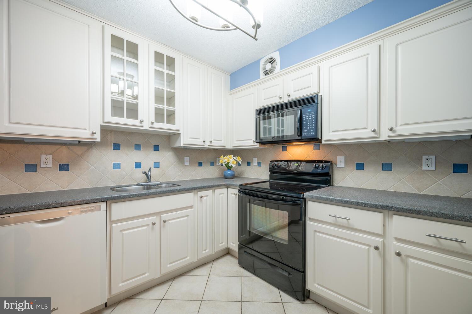 5904 Mt Eagle Drive, Unit 903 Alexandria, VA 22303 - Photo 3 of 45 Cheerful kitchen