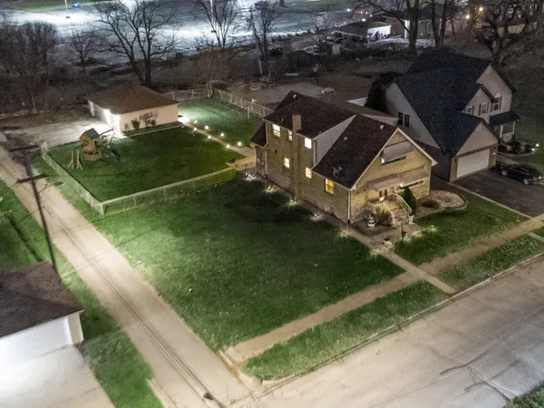 a view of a backyard