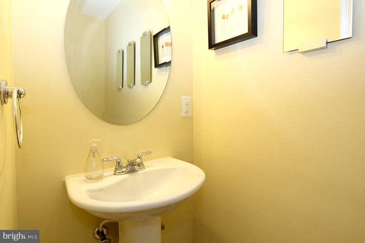 514 Columbia Road Northwest Washington, DC 20001 - Photo 15 of 27 powder room