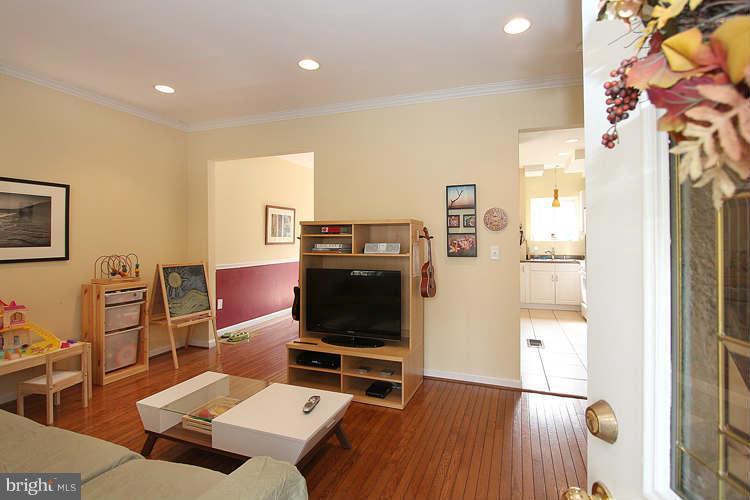 514 Columbia Road Northwest Washington, DC 20001 - Photo 4 of 27 Living Room