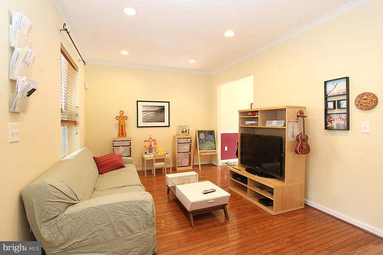 514 Columbia Road Northwest Washington, DC 20001 - Photo 5 of 27 Living Room