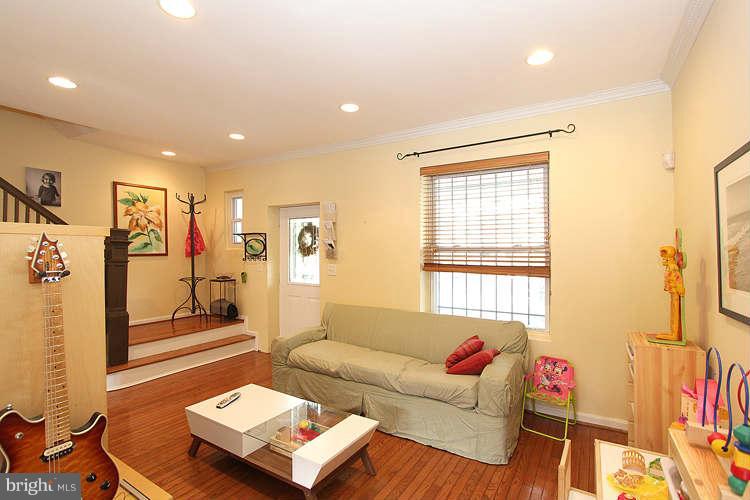 514 Columbia Road Northwest Washington, DC 20001 - Photo 7 of 27 Living Room