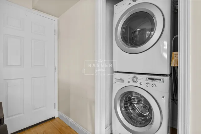 a view of entryway with washer and dryer