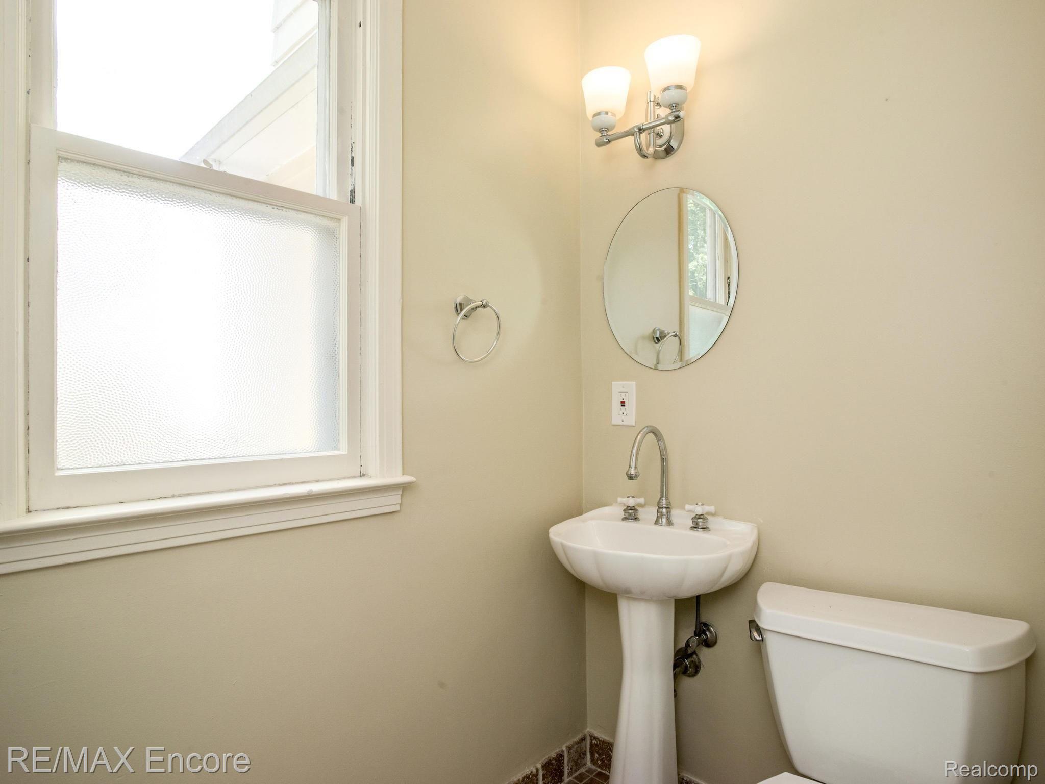 1628 Columbia Road Berkley, MI 48072 - Photo 10 of 15 Main level half bath