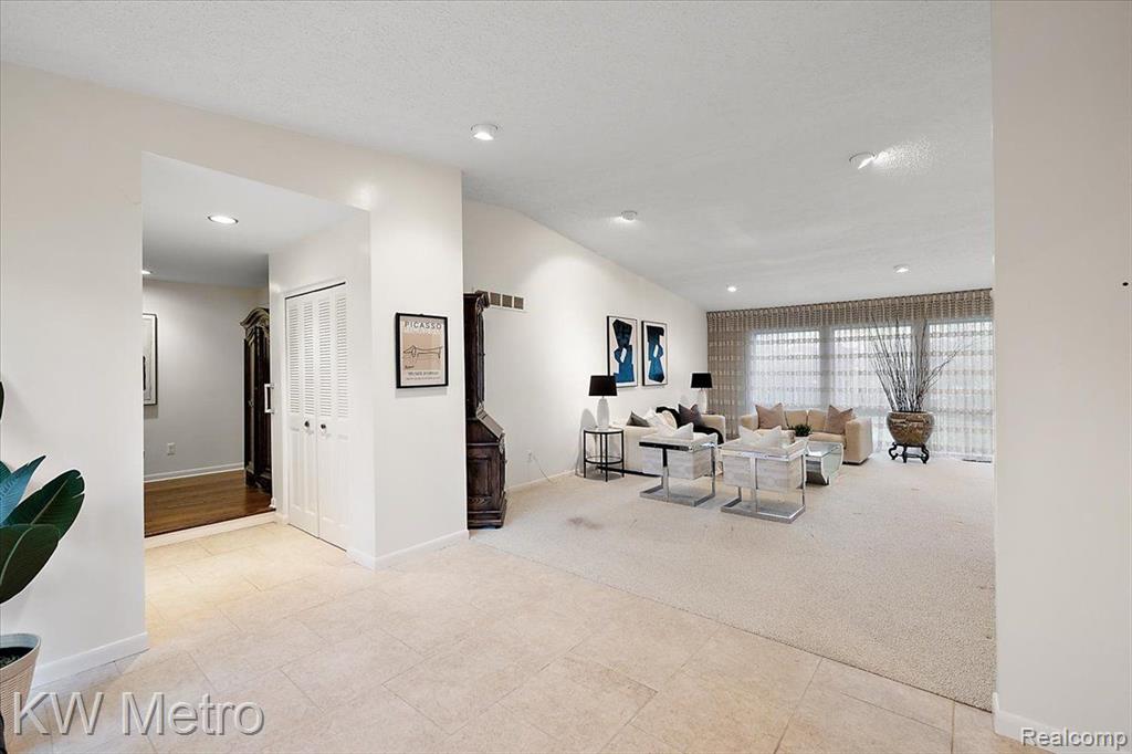 4751 South Valleyview Road West Bloomfield, MI 48323 - Photo 6 of 38 Gallery Image 6