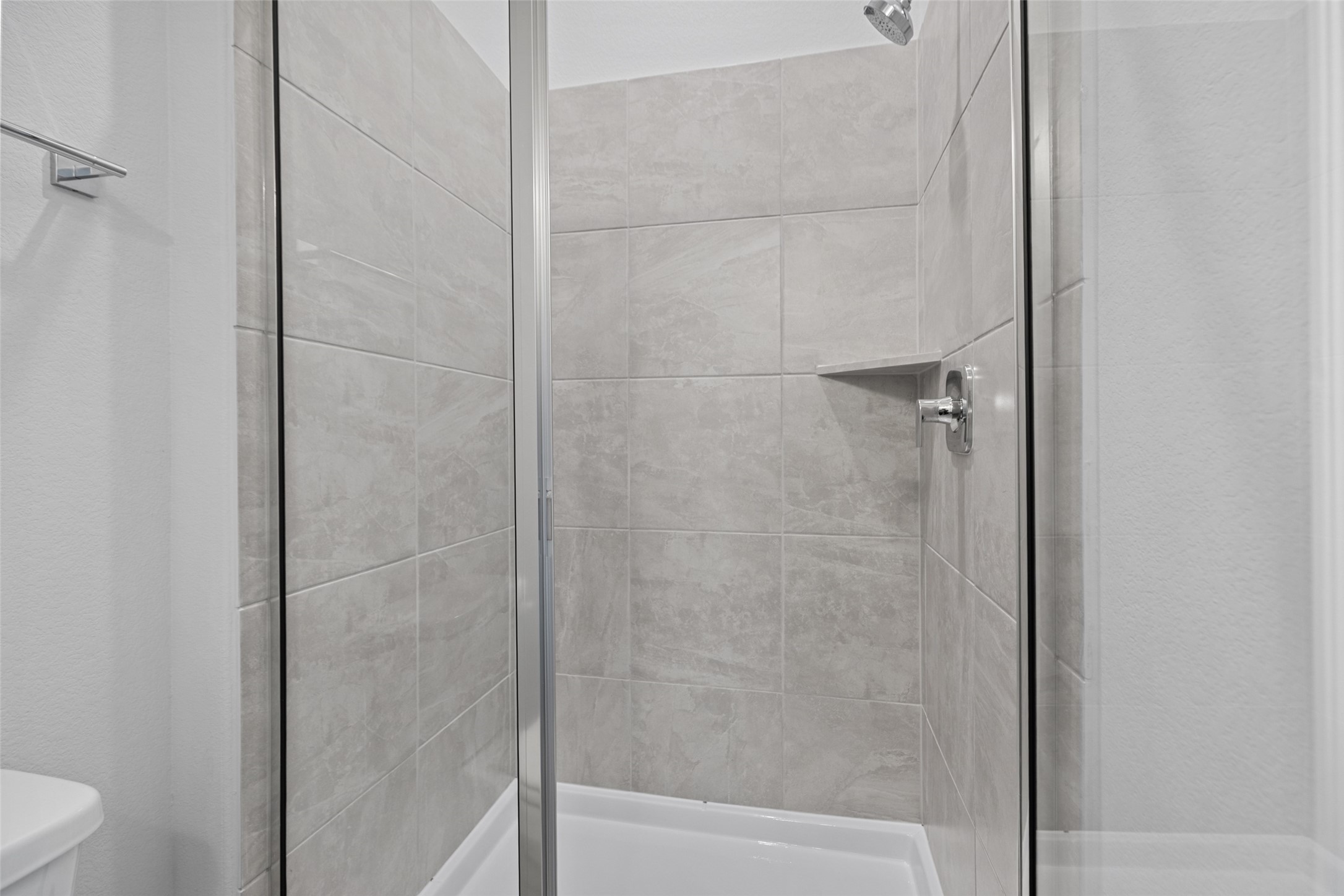 803 Evergreen Frst Lane Rosharon, TX 77583 - Photo 10 of 31 a bathroom with a bathtub