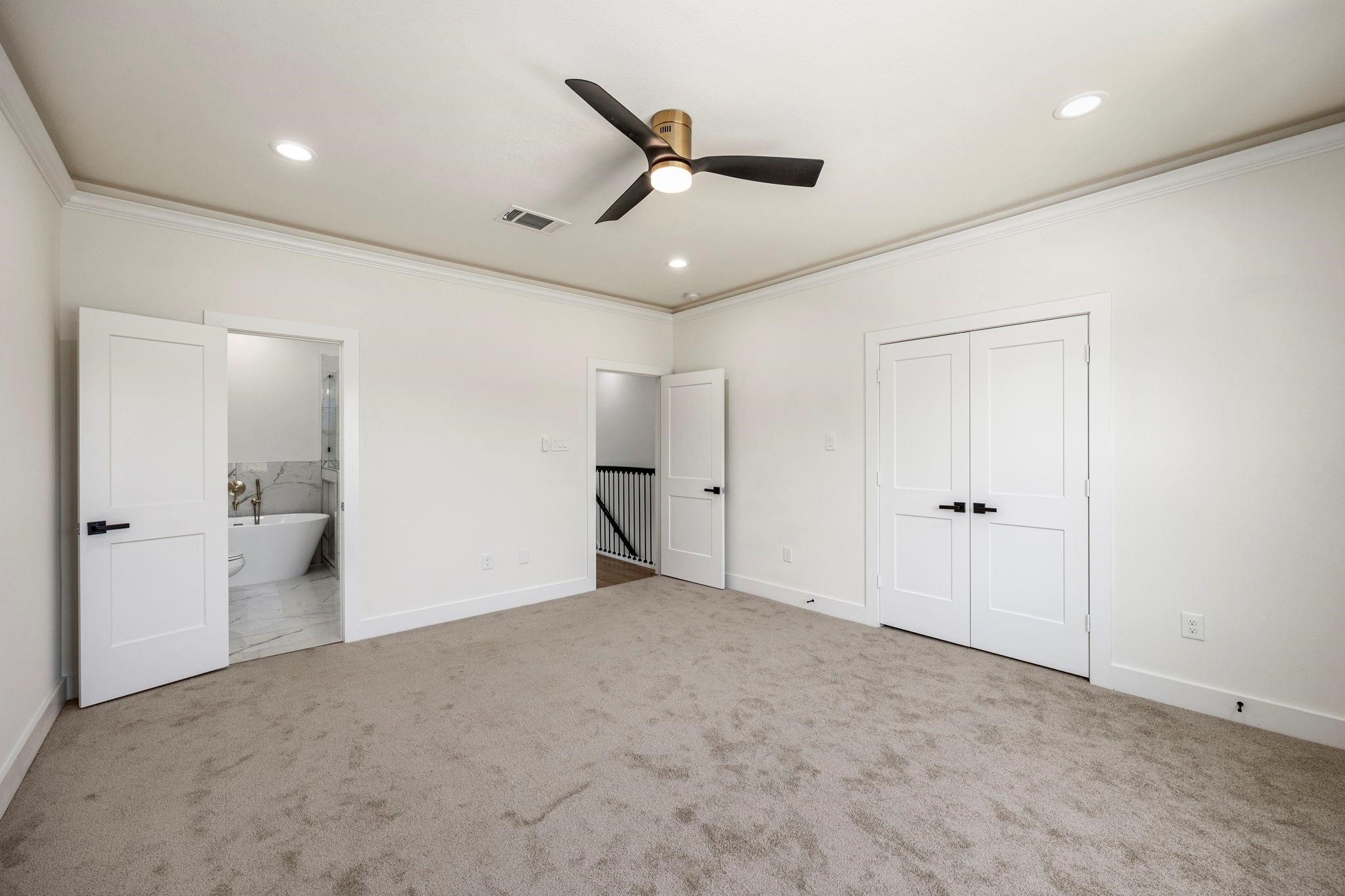 911 Panama Street Houston, TX 77009 - Photo 4 of 10 a view of an empty room