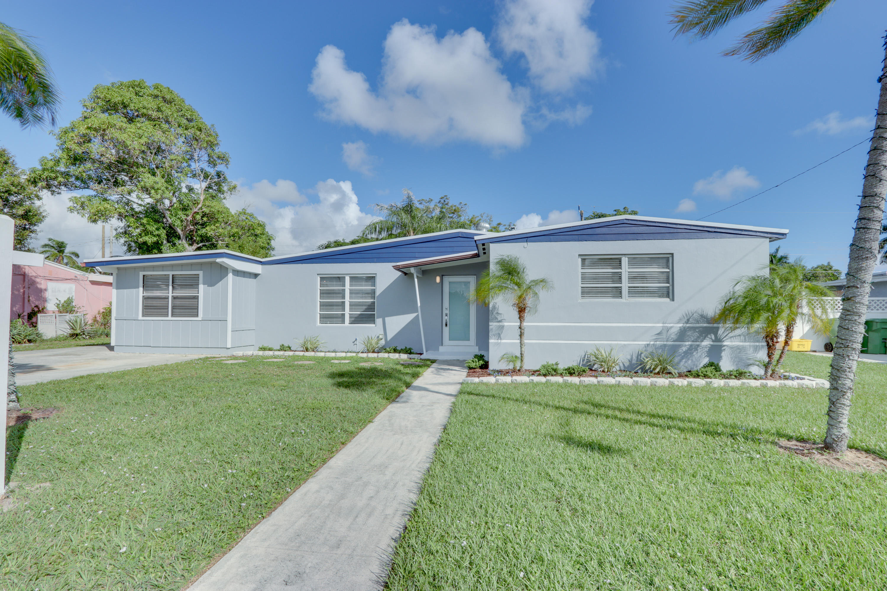 336 Mid Pines Road Palm Springs, FL 33461 - Photo 4 of 40 Front
