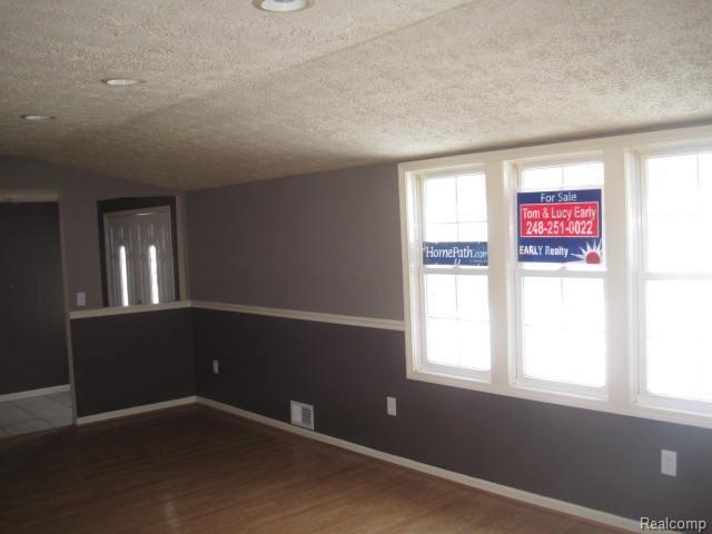 1792 Swaney Road Walled Lake, MI 48390 - Photo 2 of 10 IMG_7551.jpg