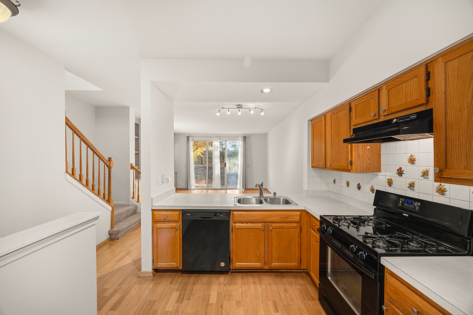 100 Harvest Gate, Unit 100 Lake In The Hills, IL 60156 - Photo 4 of 17 a kitchen that has a sink and a stove