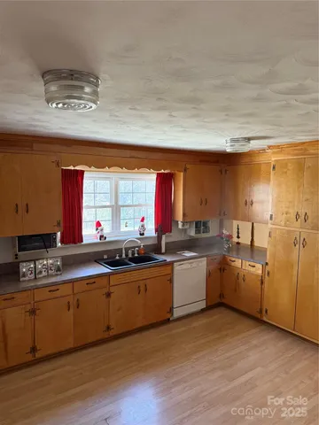 a view of livingroom and hardwood floor