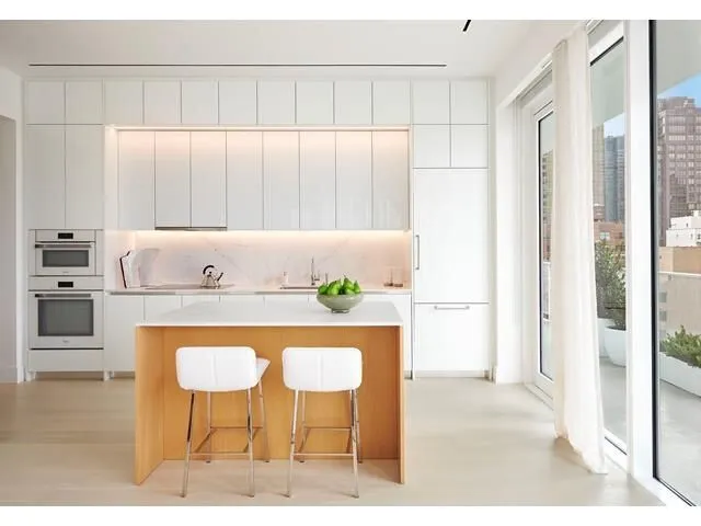 $3,495,000 | 200 East 59th Street, Unit 16A | Midtown East