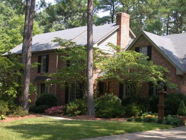 a view of a house with backyard and garden