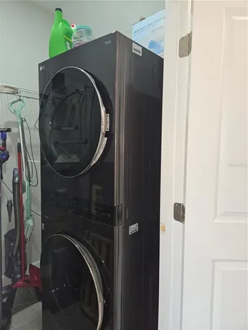 a close up view of a washer and dryer