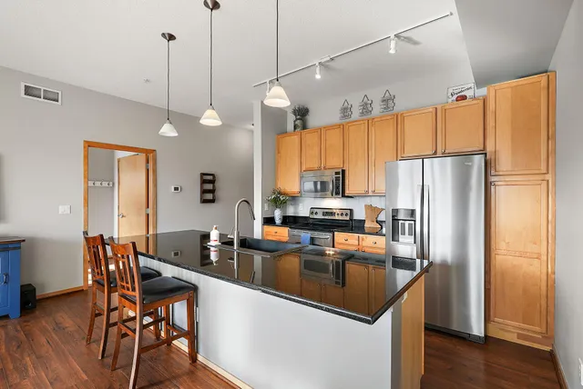 $279,900 | 4525 Park Commons Drive, Unit 320, St. Louis Park, MN 55416