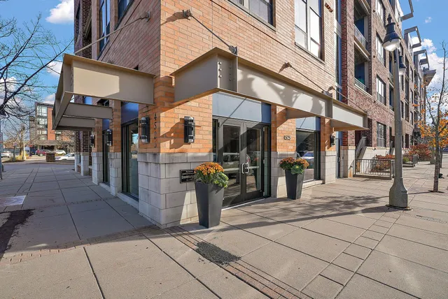 $279,900 | 4525 Park Commons Drive, Unit 320, St. Louis Park, MN 55416