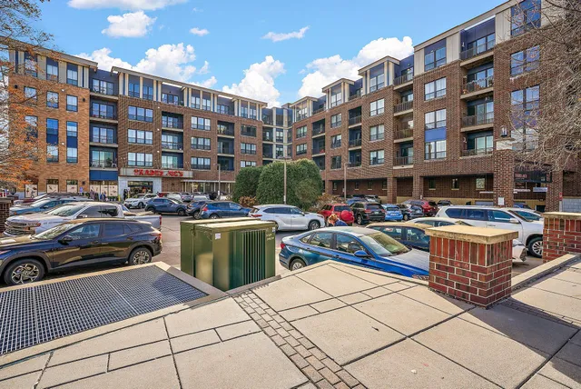 $279,900 | 4525 Park Commons Drive, Unit 320, St. Louis Park, MN 55416