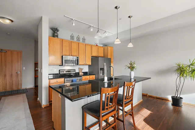 $279,900 | 4525 Park Commons Drive, Unit 320, St. Louis Park, MN 55416