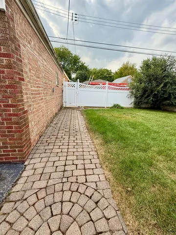 a view of a backyard