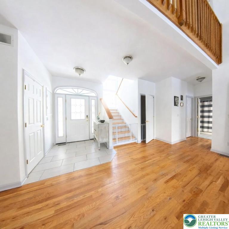 162 Oak Ridge Drive Milford, PA 18337 - Photo 2 of 37