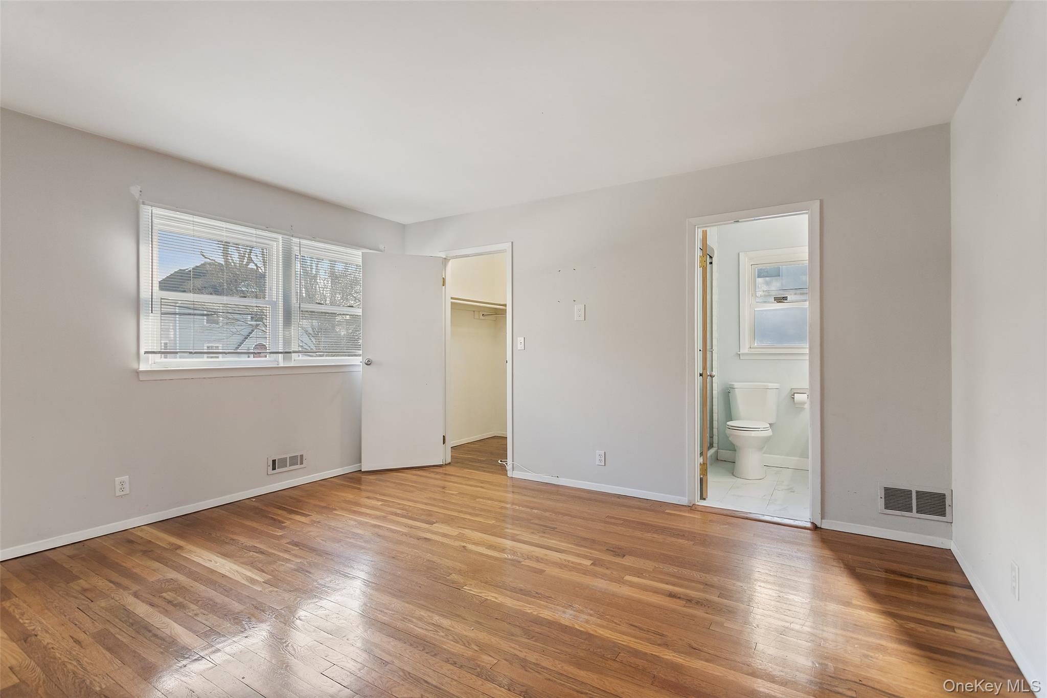 11 Muir Place New Rochelle, NY 10801 - Photo 12 of 30 Master Bedroom with Walk In Closet & Bathroom