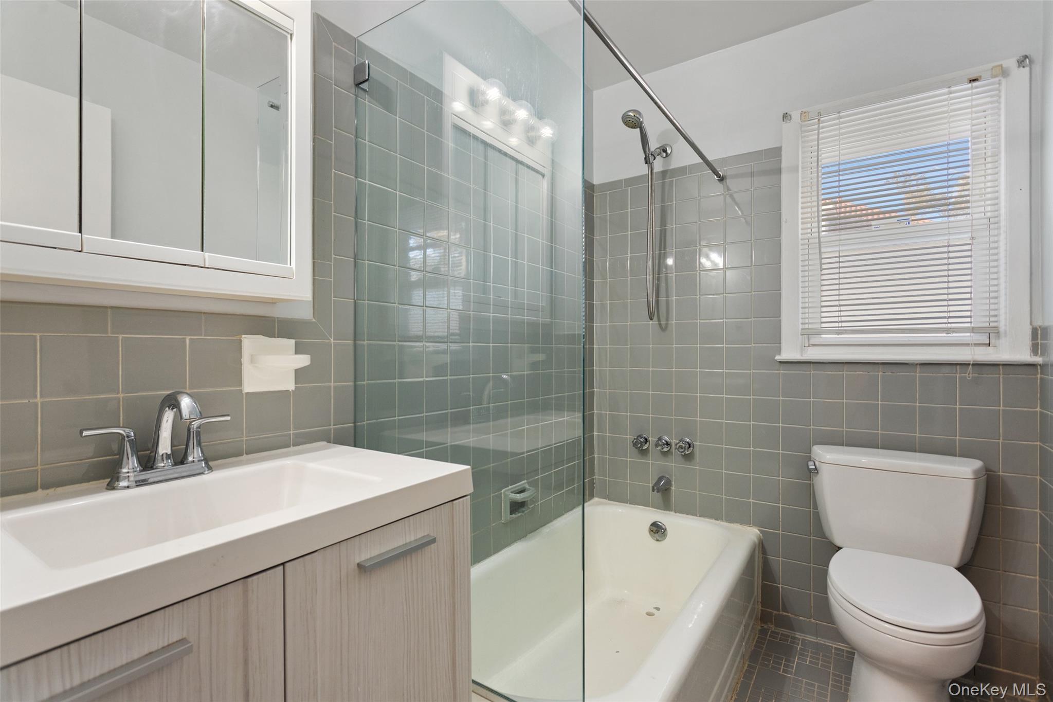 11 Muir Place New Rochelle, NY 10801 - Photo 16 of 30 Common Bathroom