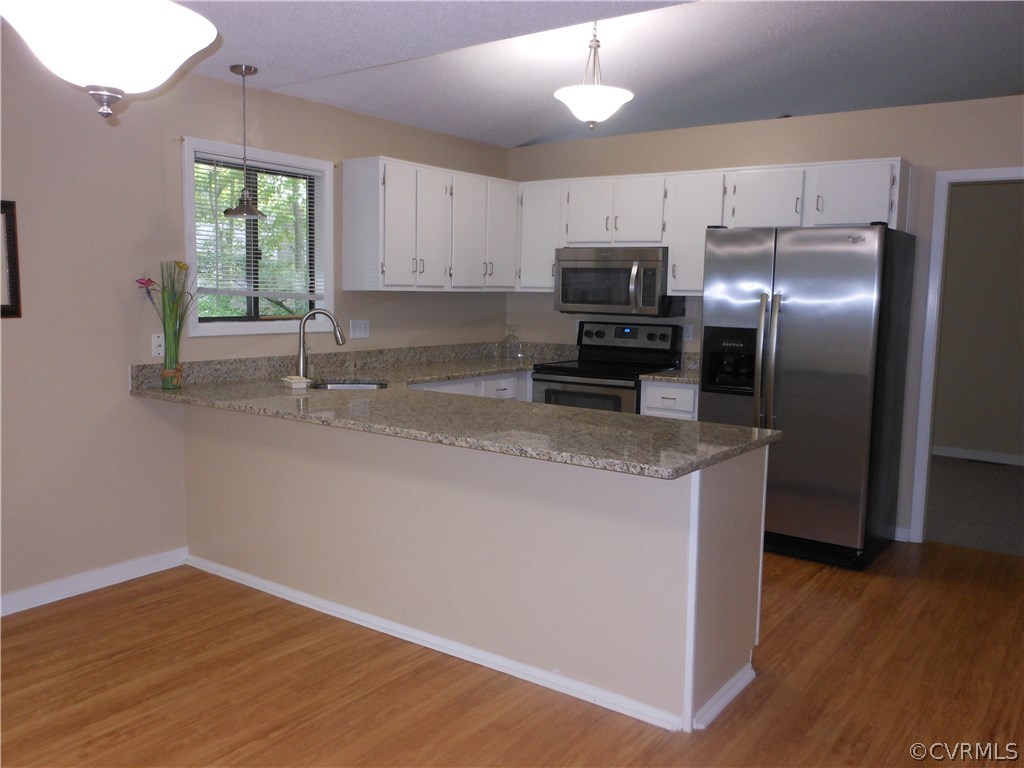 3302 Broad Oaks Road Midlothian, VA 23112 - Photo 6 of 18 Breakfast Bar, Granite Counter tops and Stainless