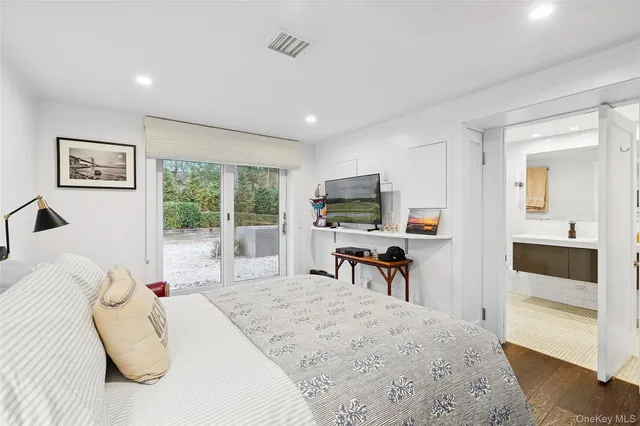 $2,700,000 | 68 Three Mi Hbr Hog Crk Highway, East Hampton, NY 11937