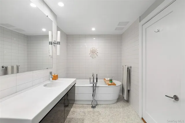 $2,700,000 | 68 Three Mi Hbr Hog Crk Highway, East Hampton, NY 11937