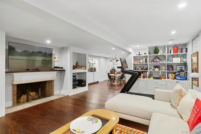 $2,700,000 | 68 Three Mi Hbr Hog Crk Highway, East Hampton, NY 11937