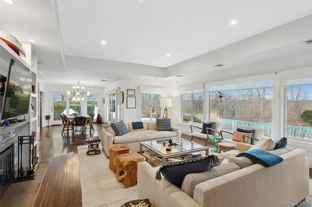 $2,700,000 | 68 Three Mi Hbr Hog Crk Highway, East Hampton, NY 11937