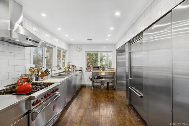 $2,700,000 | 68 Three Mi Hbr Hog Crk Highway, East Hampton, NY 11937