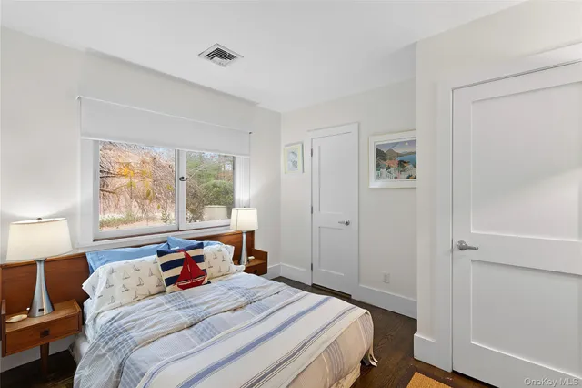 $2,700,000 | 68 Three Mi Hbr Hog Crk Highway, East Hampton, NY 11937