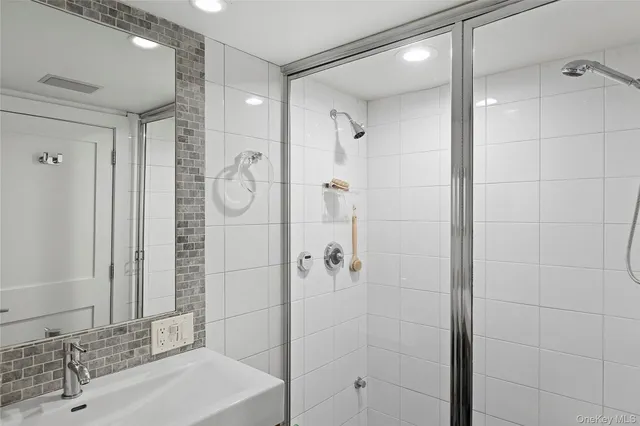 $2,700,000 | 68 Three Mi Hbr Hog Crk Highway, East Hampton, NY 11937