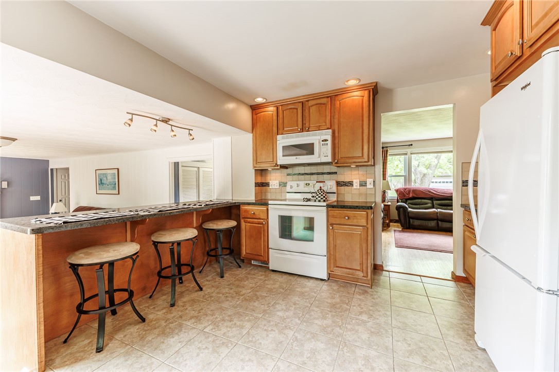 8 Meeting House Road Perinton, NY 14450 - Photo 15 of 40 Kitchen with breakfast bar